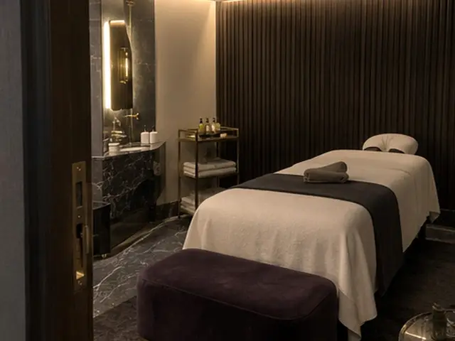 Mermer lavabolu odada masaj masası ve puf — Avcılar, Masaj Salonun