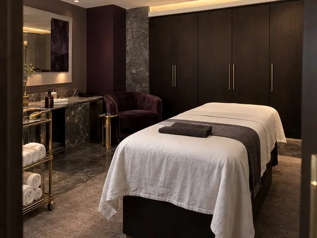 Koyu ahşap dolaplı odada hazırlanmış masaj masası — Avcılar, Masaj Salonun