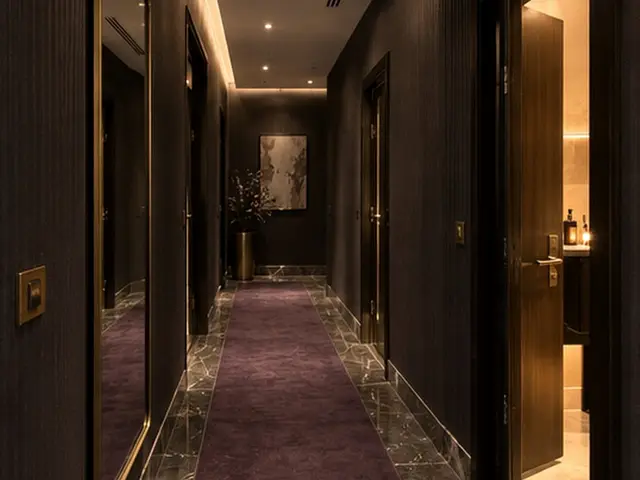 Mor halılı, loş salon koridoru — Avcılar, Masaj Salonun
